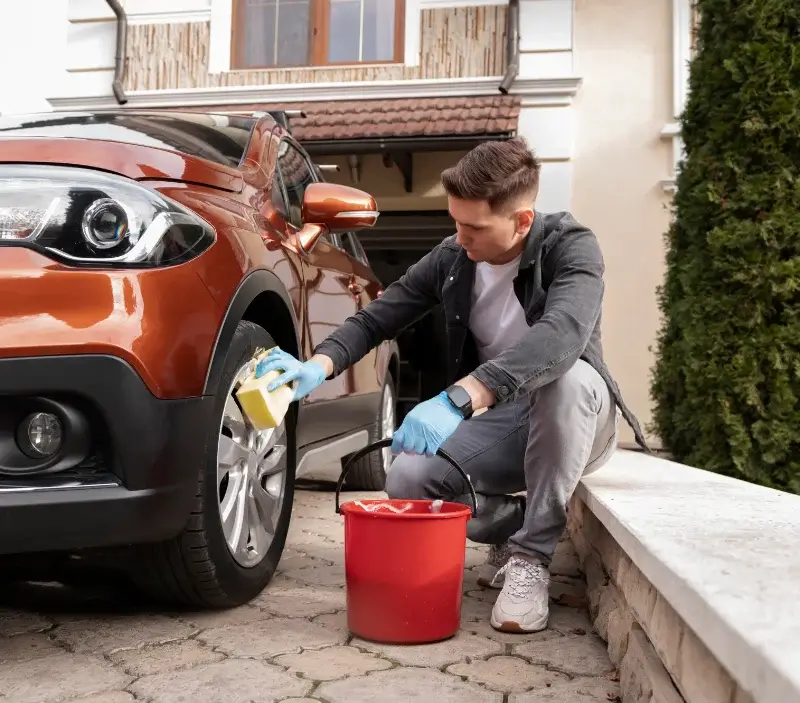 Lavage auto à domicile Montagrier : professionnel intervenant sur un véhicule